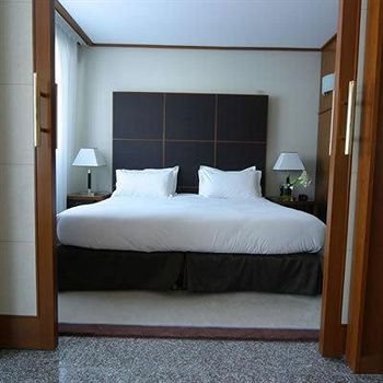 Goldstar Resort & Suites